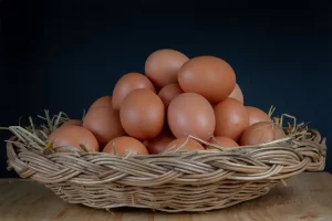 रात में अंडा खाना सेहत के लिए फायदेमंद या नुकसानदेह? जानें विशेषज्ञ की राय