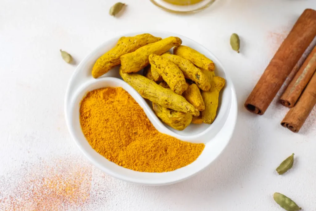 कौन सी हल्दी शरीर को अधिक फायदा देती है कच्ची या पकी