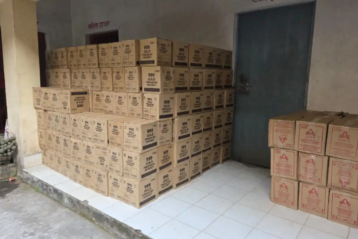 Jharkhand Liquor Smuggling: गिरिडीह में पानी के कैन में छिपाकर शराब तस्करी, 3 गिरफ्तार