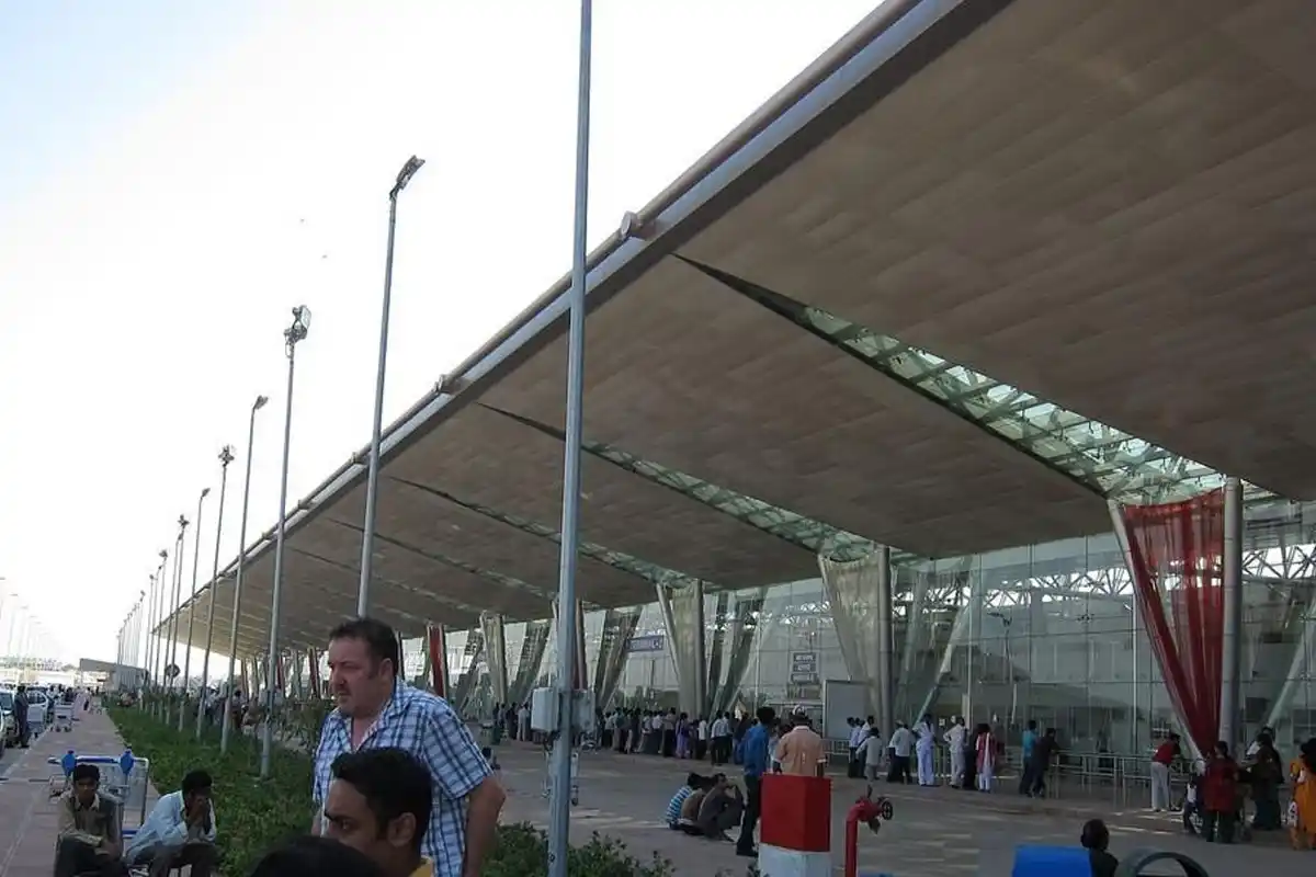 IndiGo Bomb Threat: मदीना-हैदराबाद फ्लाइट की अहमदाबाद में आपात लैंडिंग, बम की धमकी से हड़कंप