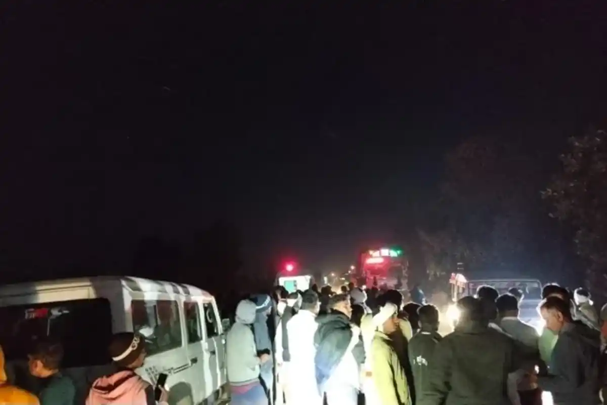 Maregaon Jalka Bus Accident: जलका में ट्रक और एसटी बस की भीषण टक्कर, तीन से अधिक लोगों की हुई मौत, कई घायल (Photo: Rashtra Bharat)