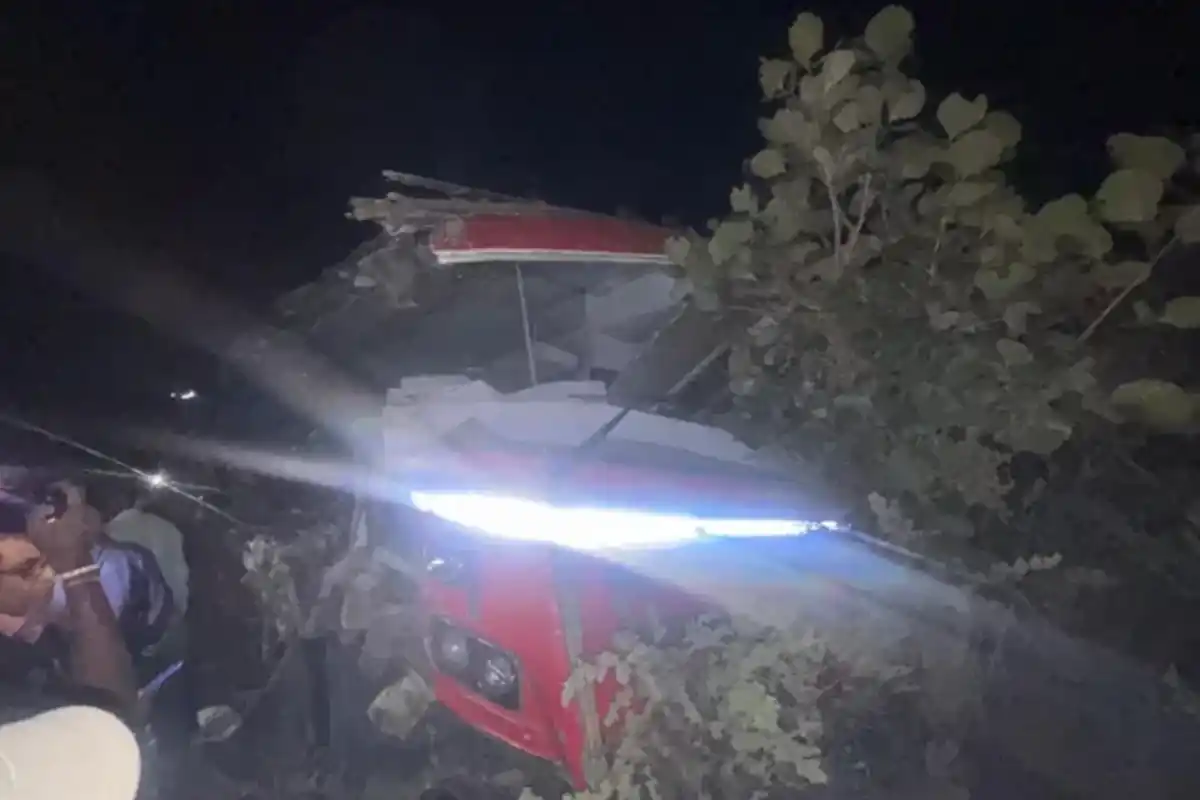 Maregaon Jalka Bus Accident: जलका में ट्रक और एसटी बस की भीषण टक्कर, तीन से अधिक लोगों की हुई मौत, कई घायल (Photo: Rashtra Bharat)
