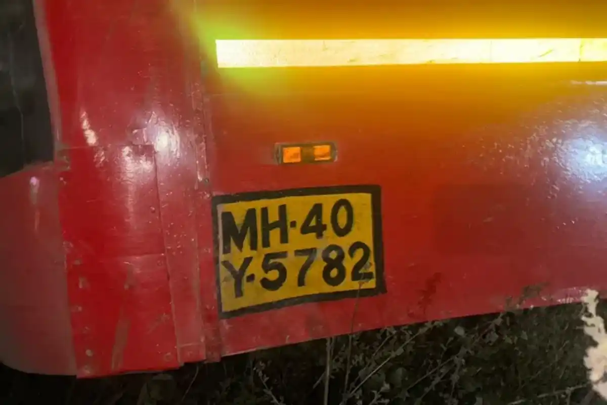 Maregaon Jalka Bus Accident: जलका में ट्रक और एसटी बस की भीषण टक्कर, तीन से अधिक लोगों की हुई मौत, कई घायल (Photo: Rashtra Bharat)