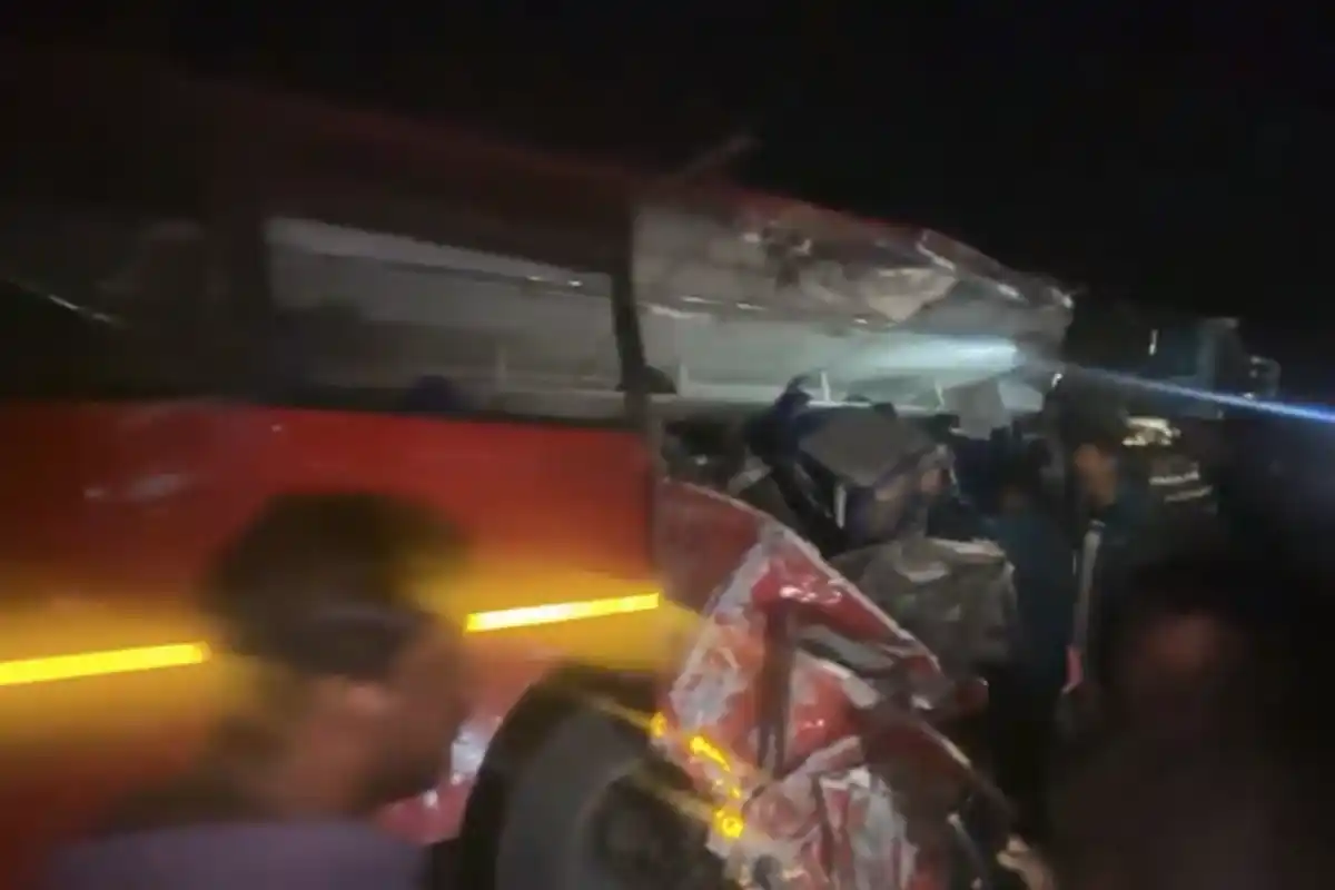 Maregaon Jalka Bus Accident: जलका में ट्रक और एसटी बस की भीषण टक्कर, तीन से अधिक लोगों की हुई मौत, कई घायल (Photo: Rashtra Bharat)