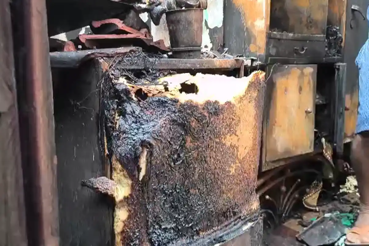 गोवाबागान बस्ती में शॉर्ट सर्किट से लगी भीषण आग, परिवार की सारी संपत्ति जलकर हुई राख 12 Goabagan Slum Fire: गोवाबागान बस्ती में शॉर्ट सर्किट से लगी भयानक आग, सब कुछ जलकर राख