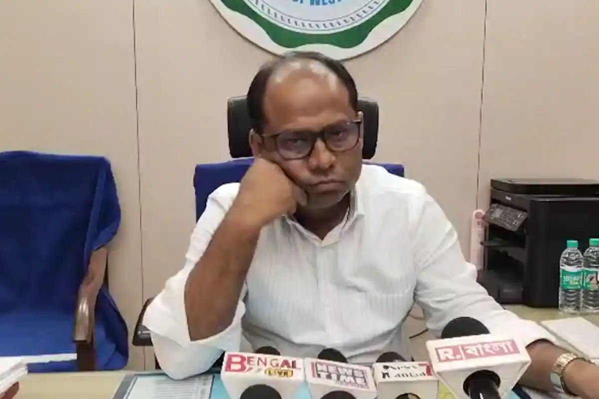 Bengal SIR: बंगाल में एसआईआर फॉर्म से खुला फर्जी वोटरों का खेल, तीन की जगह पांच बच्चे दिखाए गए 12 Bengal SIR: तीन बच्चों के पिता को फॉर्म में दिखे पांच बच्चे, BDO के पास शिकायत दर्ज