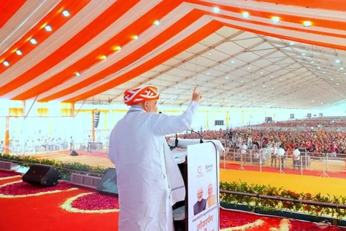 Amit Shah Banas Dairy: गुजरात में बायो सीएनजी प्लांट का उद्घाटन, किसानों की आय बढ़ाने की योजना