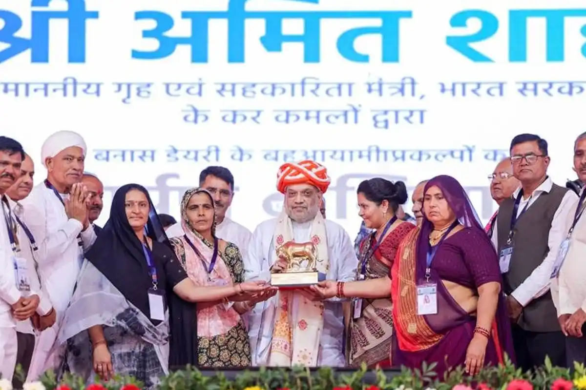 Amit Shah Banas Dairy: गुजरात में बायो सीएनजी प्लांट का उद्घाटन, किसानों की आय बढ़ाने की योजना
