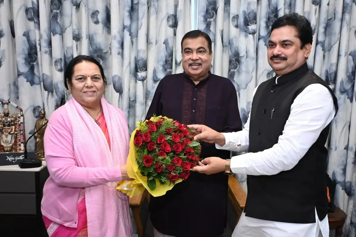 Nitin Gadkari Constitution Book Launch: संविधान अमृत महोत्सव ग्रंथ विमोचन का निमंत्रण, विधान परिषद अध्यक्षों ने की मुलाकात