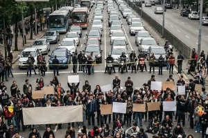 टूटी सड़कों की मरम्मत की मांग को लेकर लिलुआ में स्थानीय लोगों ने किया रास्ता जाम