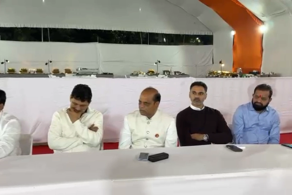 शिवसेना विधायकों की अहम बैठक शुरू, एकनाथ शिंदे की अगुवाई में नए राजनीतिक संकेत 14 ShivSena MLA Meeting: महाराष्ट्र की बदलती सत्ता समीकरणों पर शिंदे गुट की रणनीतिक चर्चा