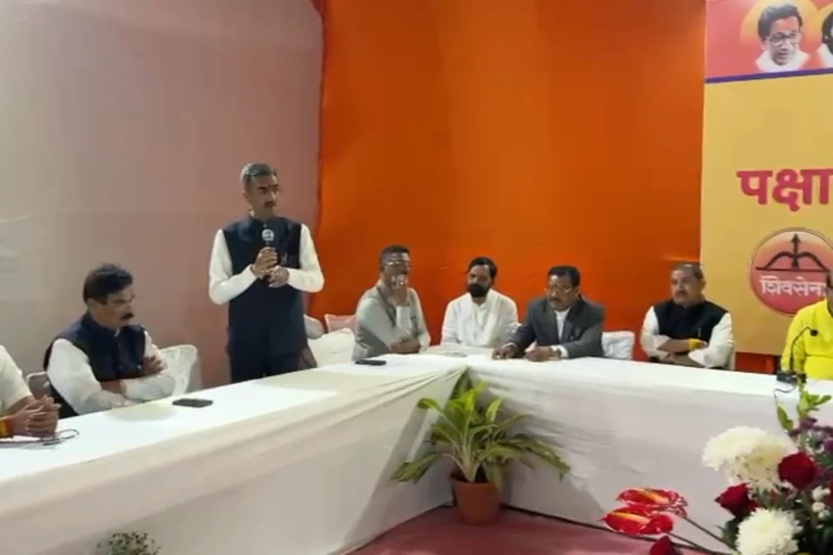 शिवसेना विधायकों की अहम बैठक शुरू, एकनाथ शिंदे की अगुवाई में नए राजनीतिक संकेत 15 ShivSena MLA Meeting: महाराष्ट्र की बदलती सत्ता समीकरणों पर शिंदे गुट की रणनीतिक चर्चा