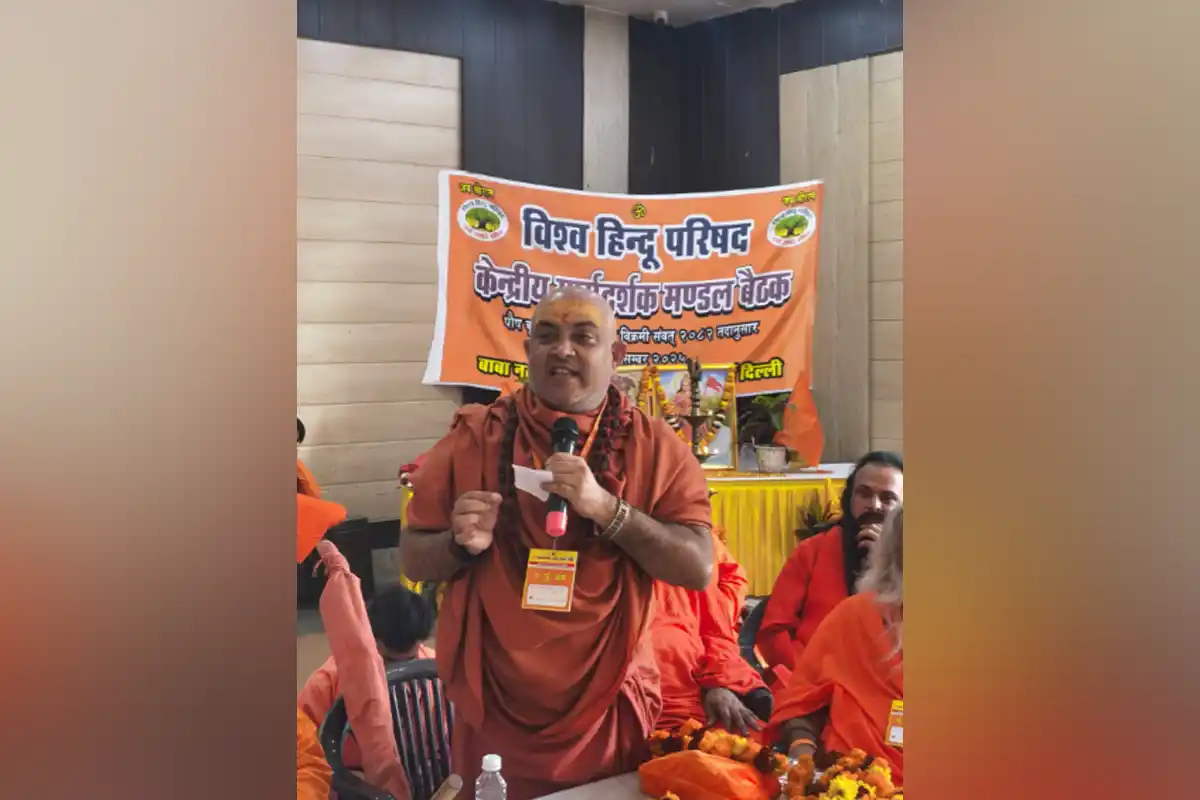 मंदिरों की आजादी और धर्मांतरण रोकने पर विहिप की बड़ी बैठक, देशभर से 300 संत जुटे 14 VHP Meeting Delhi: मंदिरों की मुक्ति और धर्मांतरण पर संतों की बड़ी बैठक