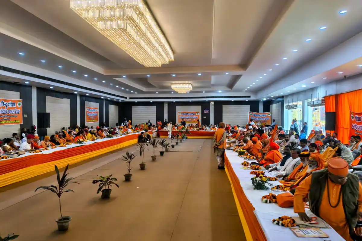 मंदिरों की आजादी और धर्मांतरण रोकने पर विहिप की बड़ी बैठक, देशभर से 300 संत जुटे 13 VHP Meeting Delhi: मंदिरों की मुक्ति और धर्मांतरण पर संतों की बड़ी बैठक