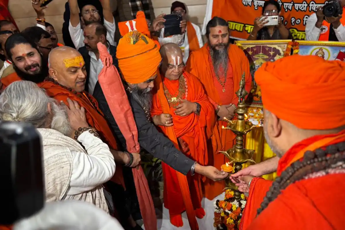 मंदिरों की आजादी और धर्मांतरण रोकने पर विहिप की बड़ी बैठक, देशभर से 300 संत जुटे 12 VHP Meeting Delhi: मंदिरों की मुक्ति और धर्मांतरण पर संतों की बड़ी बैठक