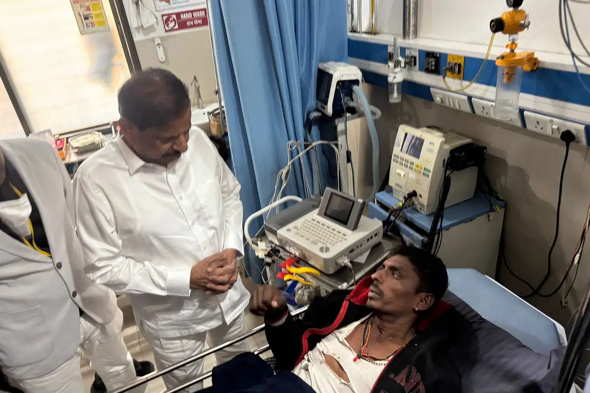 चीते ने काटे गए लोगों की खबर सुन -वन मंत्री अस्पताल में हुए हाल-चाल लेने पहुँचे 11 Ganesh Naik Meets Cheetah Attack Victims: वन मंत्री अस्पताल पहुंचे, पीड़ितों का हाल-चाल जाना