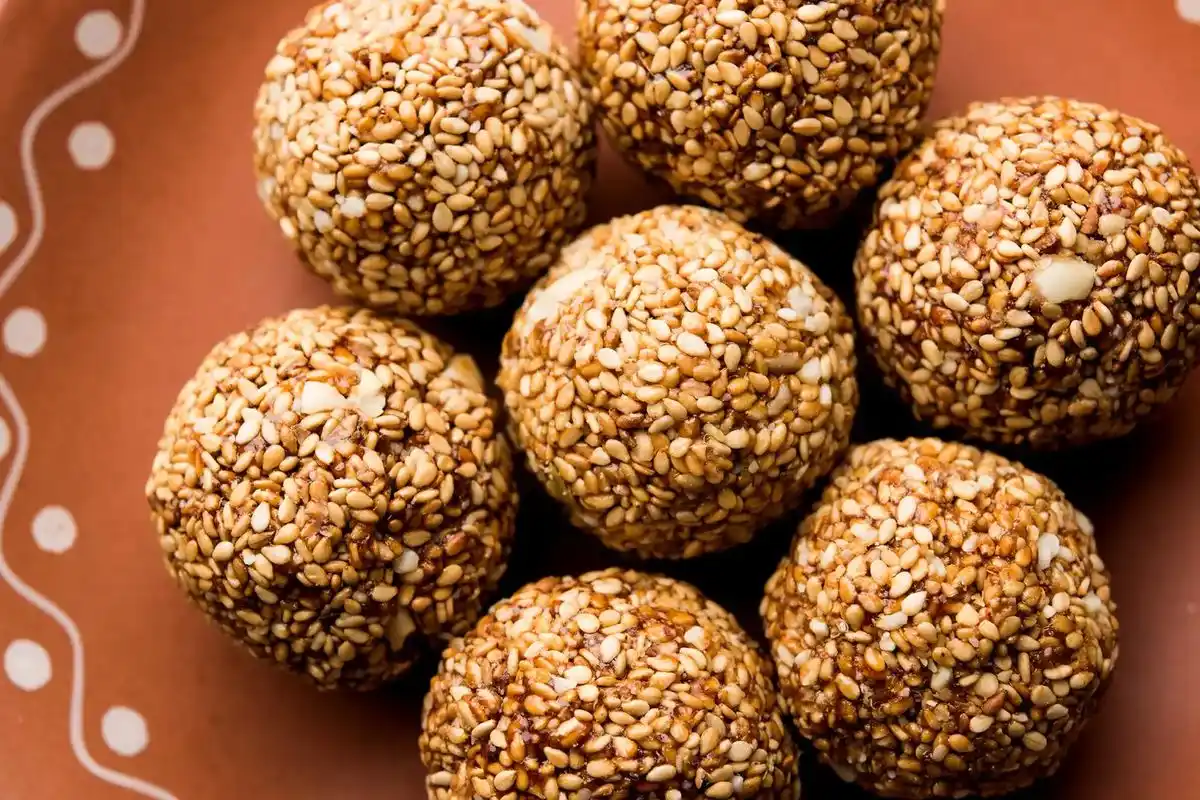 सर्दियों की खुशबू: 10 देशी खान-पान जो हमारे बचपन को वापस ला रहे हैं 12 Traditional Indian winter foods: सर्दियों के 10 पारंपरिक भारतीय खाने | हेल्दी विंटर डाइट