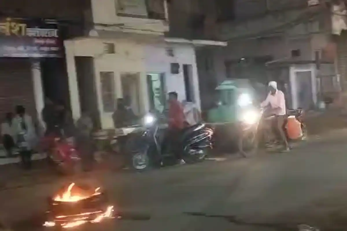 नागपुर में हलबा समाज का आक्रोश: आमरण अनशन और सड़कों पर आगजनी से तनाव 12 Halba Protest Nagpur: गांधीबाग में आमरण अनशन और आगजनी की घटनाएं, सरकार पर दबाव