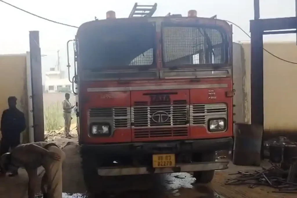 डोमजुर के मतिझील में कचरे से लगी आग, बैटरी वाहन कारखाना बाल-बाल बचा