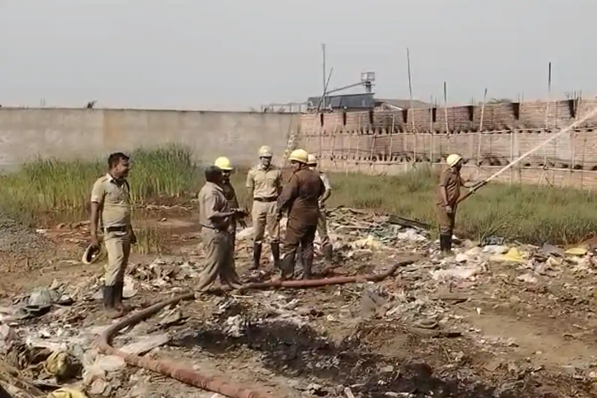 West Bengal Factory Fire: डोमजुर में कचरे से लगी आग, बैटरी कारखाने में फैली चिंगारी