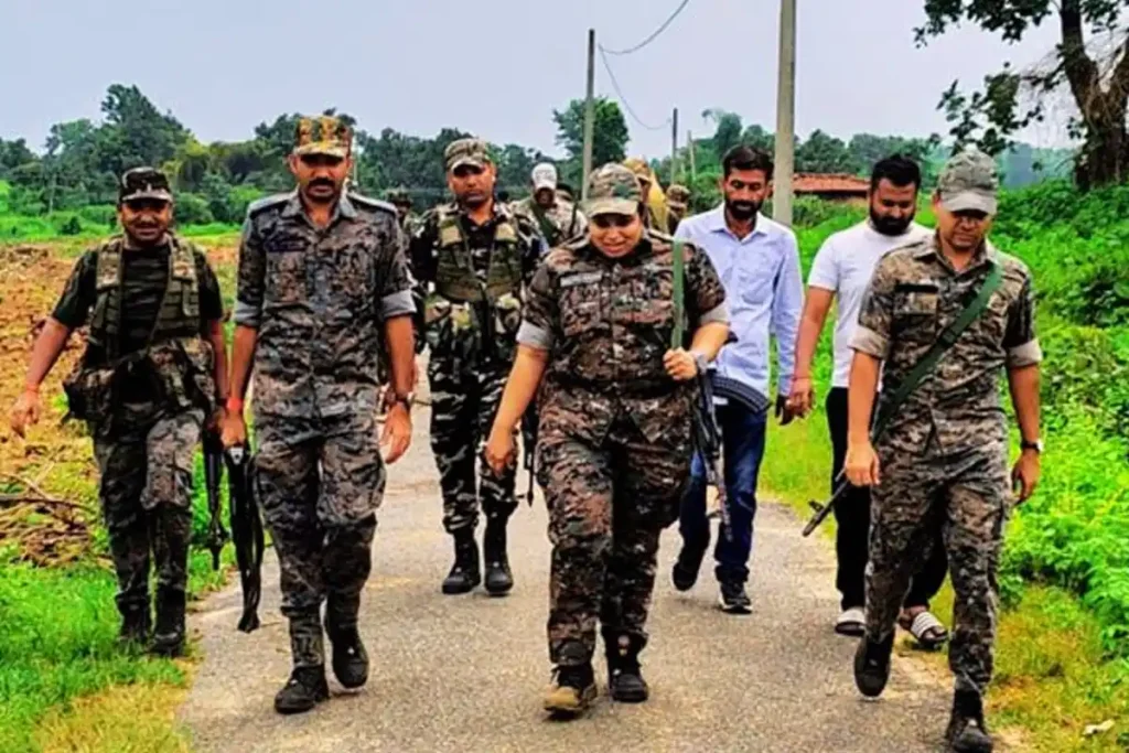 स्वरूपनगर सीमा पर फिर जुटे सैकड़ों बांग्लादेशी, वापस लौटने की होड़ में अवैध रूप से रहने वाले लोग