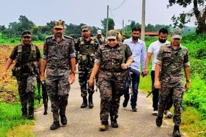 स्वरूपनगर सीमा पर फिर जुटे सैकड़ों बांग्लादेशी, वापस लौटने की होड़ में अवैध रूप से रहने वाले लोग