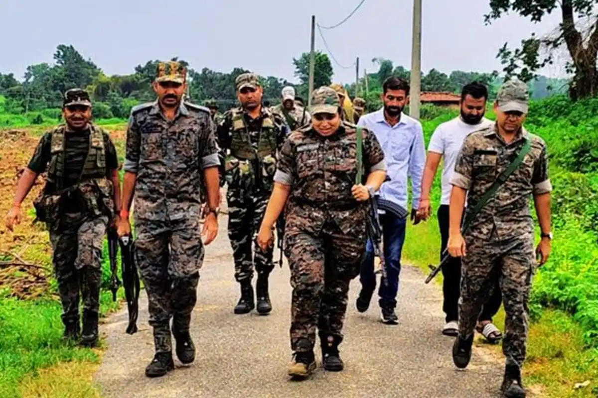 Swarupnagar Border: हाकिमपुर सीमा पर सैकड़ों बांग्लादेशी जमा, भारत छोड़कर जाने की होड़