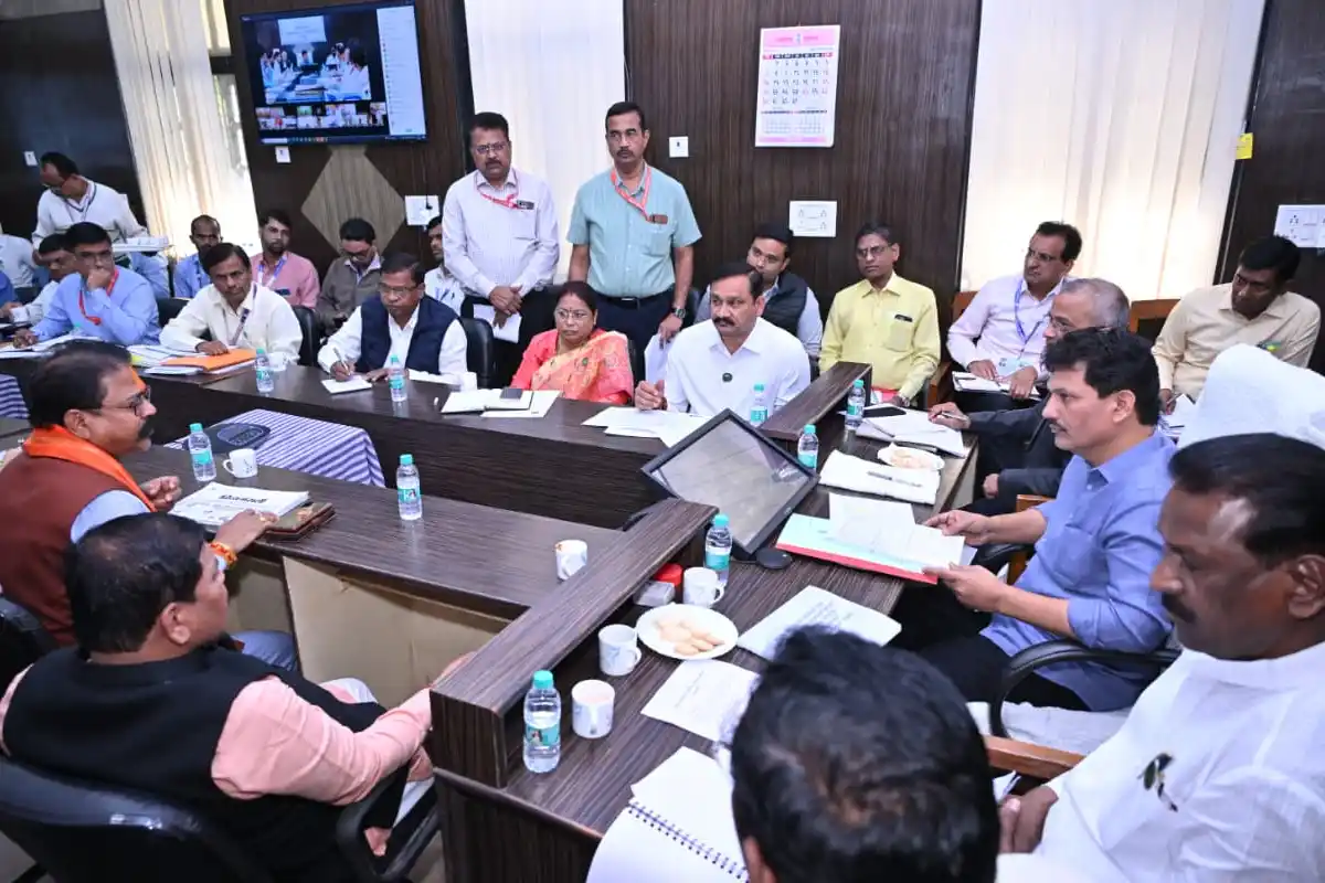 महाराष्ट्र को सिकल सेल मुक्त बनाने का मिशन शुरू 12 Maharashtra Sickle Cell Free Mission: स्वास्थ्य मंत्री ने दिए सख्त निर्देश, मिशन मोड पर होगा काम