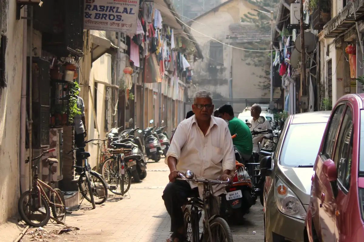 मुंबई में जर्जर एस-आर-ए भवनों के पुनर्विकास के लिए नई नीति तैयार 12 SRA Redevelopment 2025: मुंबई में पुराने एस-आर-ए भवनों के लिए नई नीति लागू करने की तैयारी