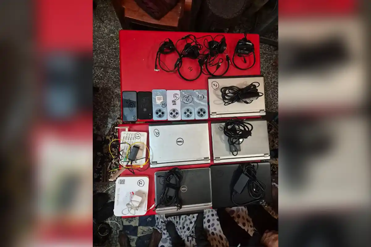 कोलकाता में अवैध कॉल सेंटर पर छापा, अमेरिकी नागरिकों को ठगने वाले सात गिरफ्तार 12 Illegal Call Center Raid Kolkata: कोलकाता में साइबर ठगी का अड्डा उजागर, अमेरिकी नागरिकों को बनाया निशाना