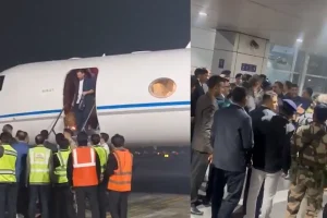 लियोनेल मेसी कोलकाता में हुए दाखिल, भोर तीन बजे एयरपोर्ट पर उमड़ी प्रशंसकों की भीड़