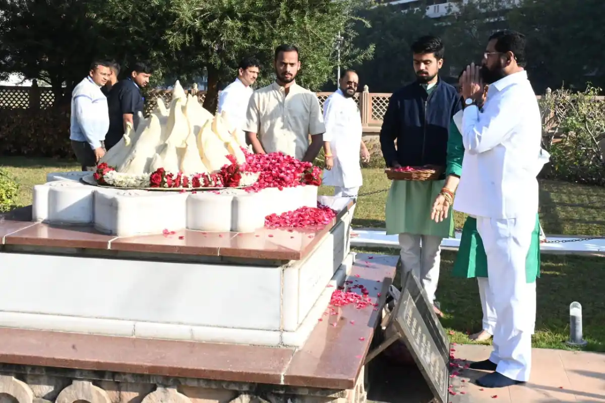 मुख्यमंत्री फडणवीस और उपमुख्यमंत्री शिंदे ने रेशीमबाग स्मृति मंदिर में किया दर्शन 12 CM Fadnavis RSS Visit: मुख्यमंत्री देवेंद्र फडणवीस और एकनाथ शिंदे ने रेशीमबाग स्मृति मंदिर में किया दर्शन