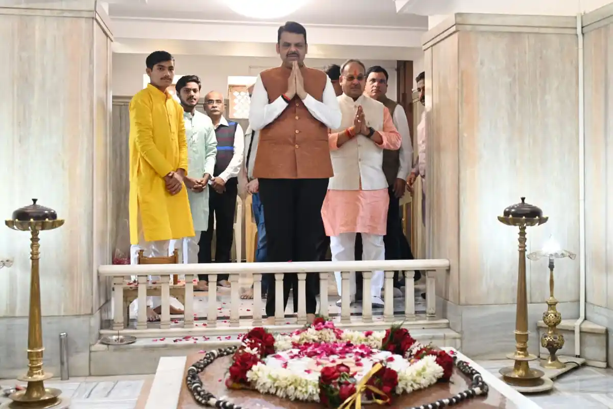 मुख्यमंत्री फडणवीस और उपमुख्यमंत्री शिंदे ने रेशीमबाग स्मृति मंदिर में किया दर्शन 13 CM Fadnavis RSS Visit: मुख्यमंत्री देवेंद्र फडणवीस और उपमुख्यमंत्री एकनाथ शिंदे ने नागपुर के रेशीमबाग स्थित आरएसएस स्मृति मंदिर में डॉ. हेडगेवार और गुरुजी के स्मृति स्थलों पर की श्रद्धांजलि। जानें पूरी खबर।