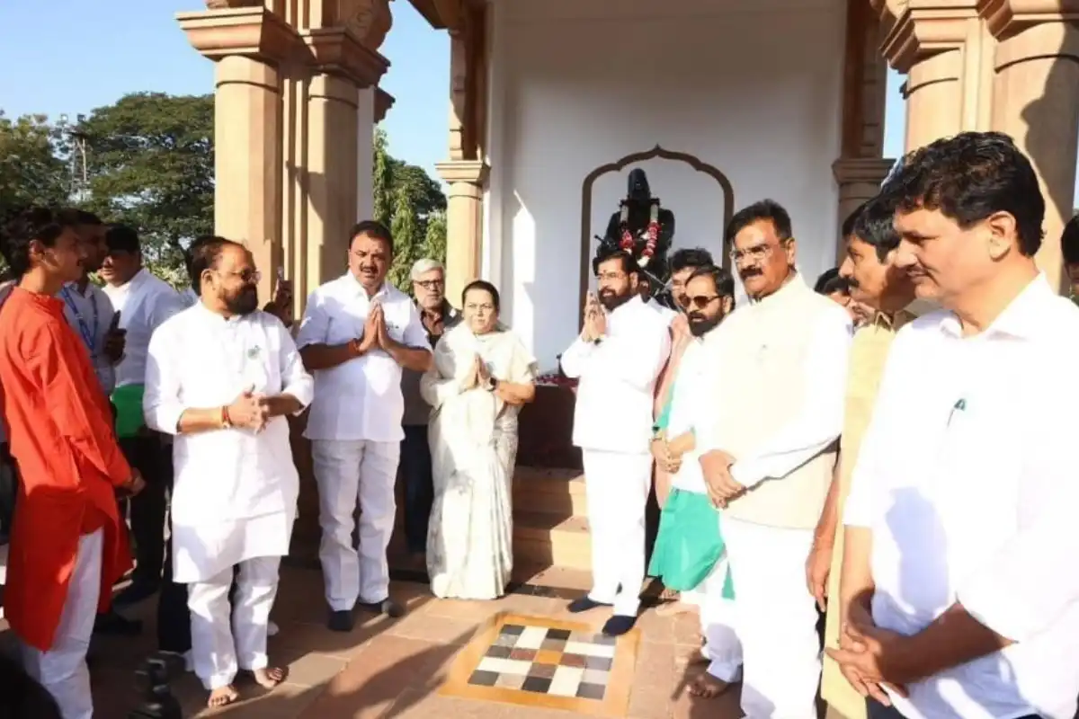 मुख्यमंत्री फडणवीस और उपमुख्यमंत्री शिंदे ने रेशीमबाग स्मृति मंदिर में किया दर्शन 14 CM Fadnavis RSS Visit: मुख्यमंत्री देवेंद्र फडणवीस और उपमुख्यमंत्री एकनाथ शिंदे ने नागपुर के रेशीमबाग स्थित आरएसएस स्मृति मंदिर में डॉ. हेडगेवार और गुरुजी के स्मृति स्थलों पर की श्रद्धांजलि। जानें पूरी खबर।