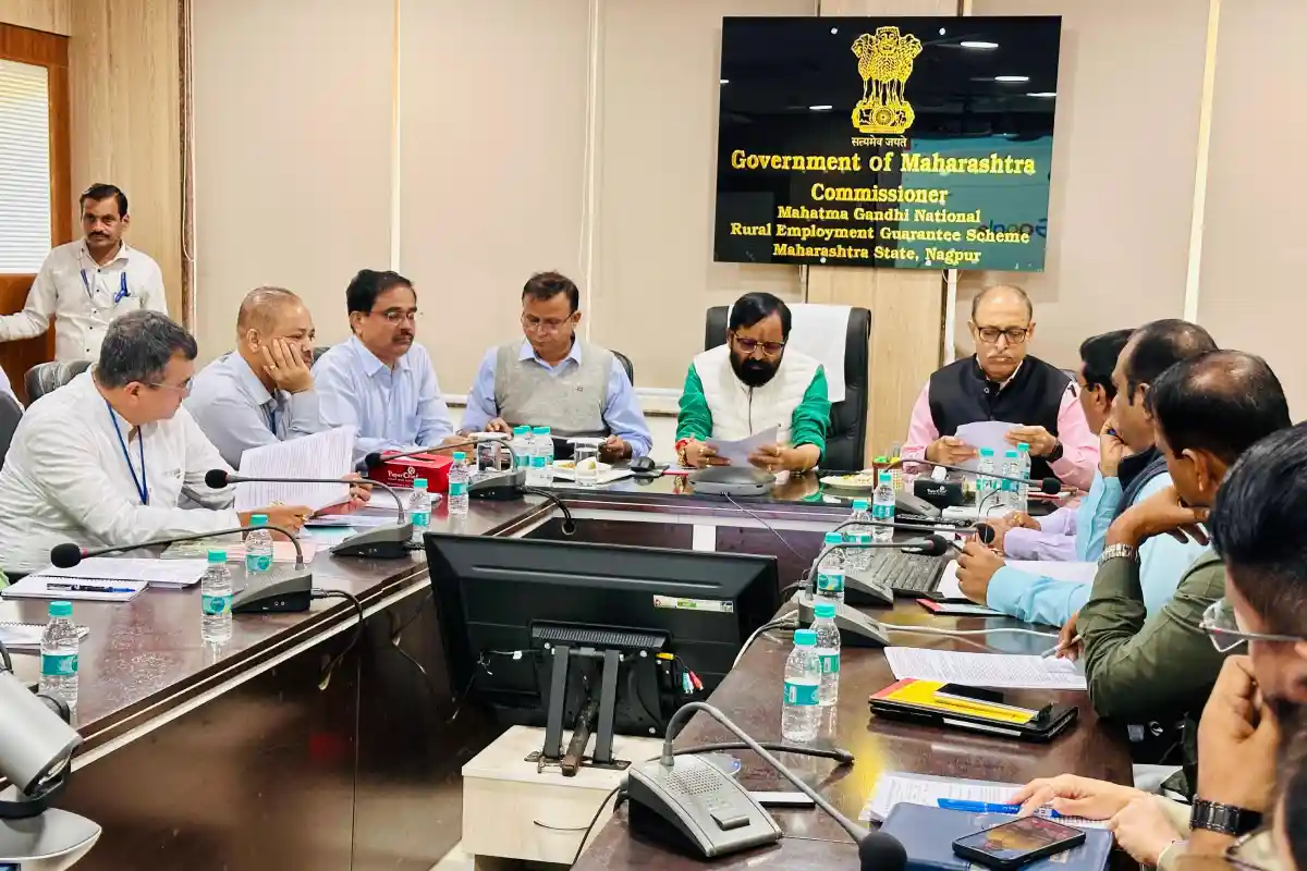 मंत्री भरतशेठ गोगावले की पहल पर विकास सेवा राजपत्रित अधिकारी संघ ने वापस ली हड़ताल, मनरेगा कार्यों को मिलेगी गति 12 MGNREGA Maharashtra Strike: नागपुर में मंत्री भरतशेठ गोगावले की बैठक के बाद विकास सेवा अधिकारी संघ ने वापस ली हड़ताल