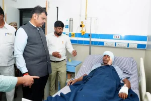तेंदुए के हमले में घायल लोगों से मिले मुख्यमंत्री फडणवीस, अस्पताल में ली स्वास्थ्य की जानकारी