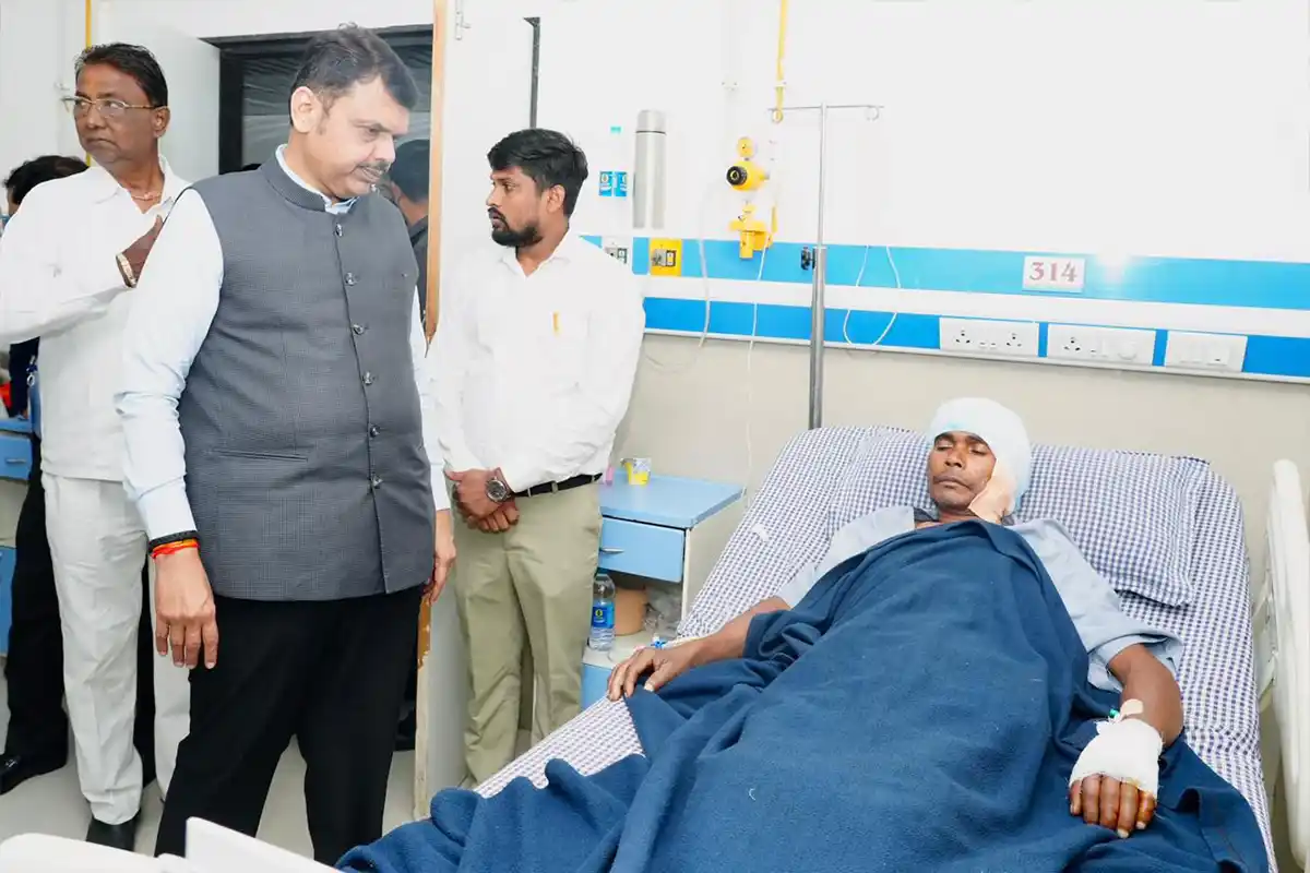 तेंदुए के हमले में घायल लोगों से मिले मुख्यमंत्री फडणवीस, अस्पताल में ली स्वास्थ्य की जानकारी 12 Devendra Fadnavis Hospital Visit: नागपुर में घायलों से की मुलाकात, दिए अहम निर्देश