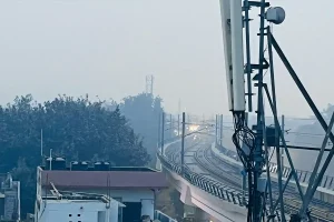 दिल्ली में घने कोहरे के साथ चलेंगी तेज हवाएं, मौसम विभाग ने जारी किया येलो अलर्ट