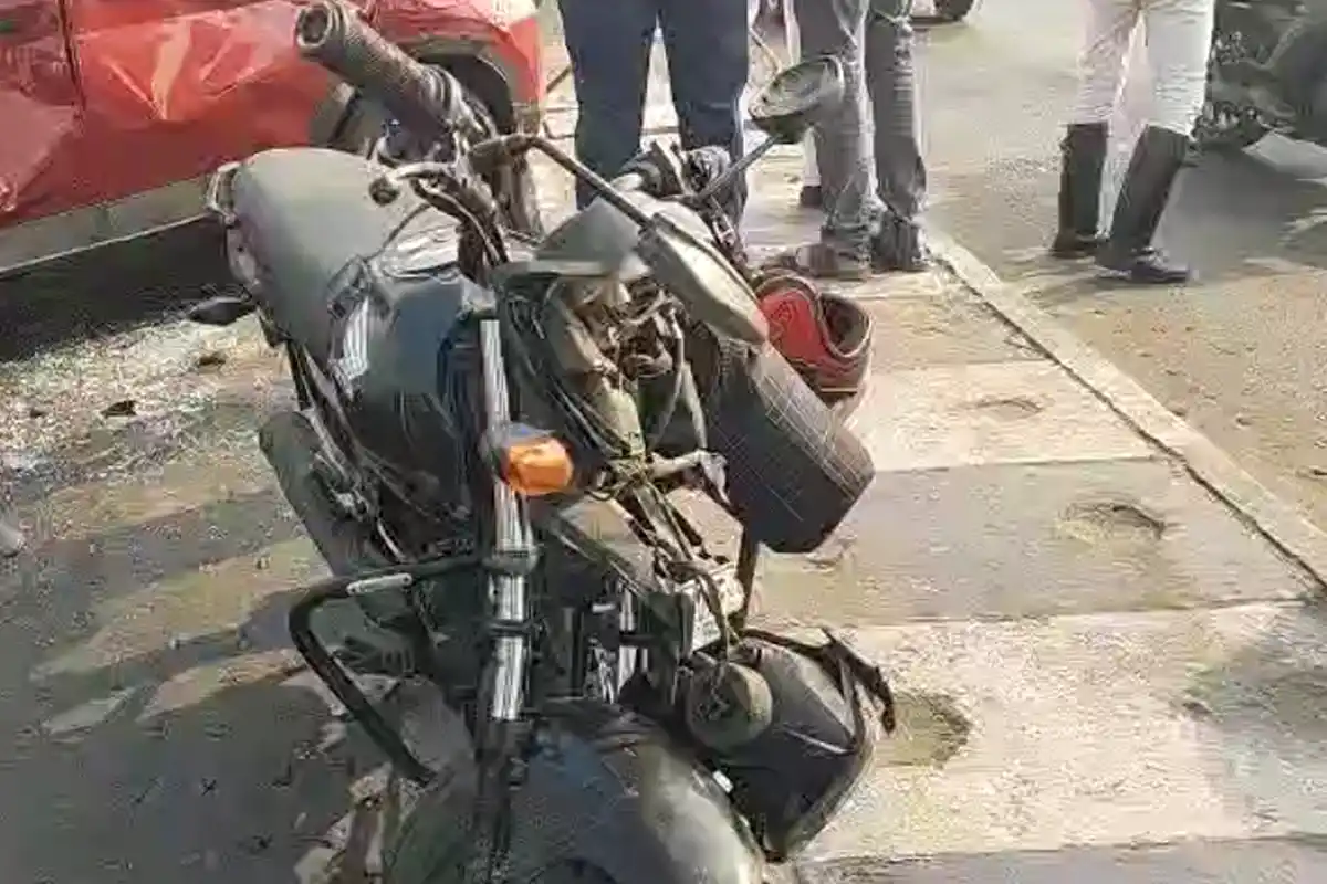 मा फ्लाईओवर पर भीषण सड़क हादसा, तेज रफ्तार कार की टक्कर से बाइक सवार गंभीर रूप से घायल 12 Maa Flyover Accident: मा फ्लाईओवर पर तेज रफ्तार कार की टक्कर से बाइक सवार गंभीर घायल