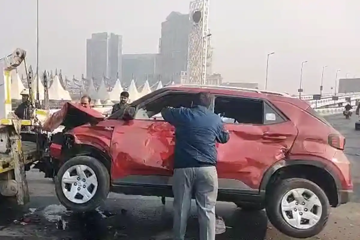 Maa Flyover Accident: मा फ्लाईओवर पर तेज रफ्तार कार की टक्कर से बाइक सवार गंभीर घायल