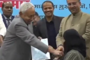 महिला का हिजाब खींचने पर सीएम नीतीश के खिलाफ सियासी बवाल, बिहार की राजनीति में उठा तूफान