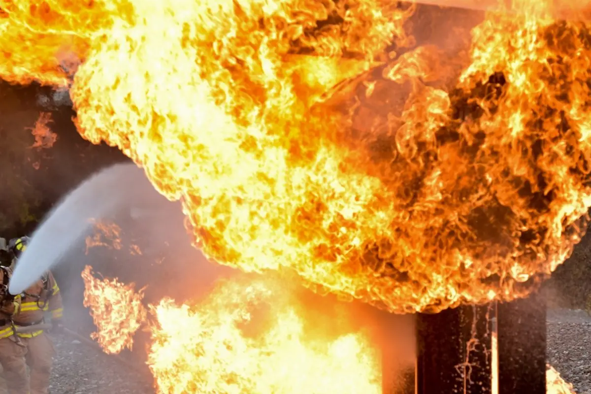 कोलकाता में सिलेंडर के गोदाम में लगी भीषण आग