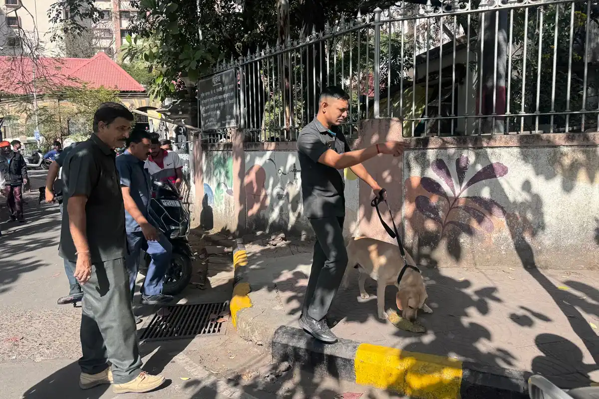 नागपुर जिला न्यायालय को मिली बम से उड़ाने की धमकी 12 Nagpur District Court Bomb Threat: नागपुर जिला न्यायालय को मिली बम से उड़ाने की धमकी: सुरक्षा व्यवस्था कड़ी की गई