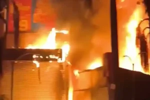 कोलकाता के कंकुरगाछी इलाके में गोदाम में भीषण आग, सौ से अधिक ऑक्सीजन सिलिंडर फटे