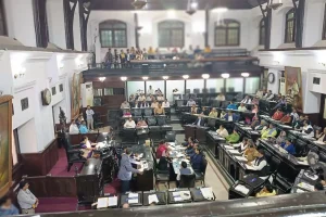 कोलकाता नगर निगम की बैठक में भाषायी विवाद को लेकर टीएमसी और भाजपा पार्षदों में जमकर हुई तीखी बहस