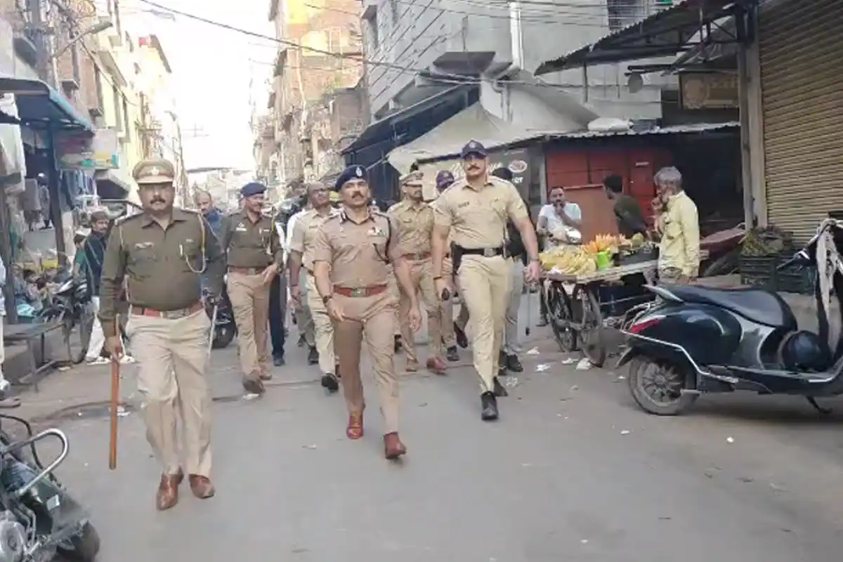 नागपुर के मोमिनपुरा में पुलिस की सघन पेट्रोलिंग, फरार अपराधियों के घरों की तलाशी 14 Nagpur Police Patrolling: मोमिनपुरा में पुलिस की सघन कार्रवाई, फरार अपराधियों के घरों की तलाशी
