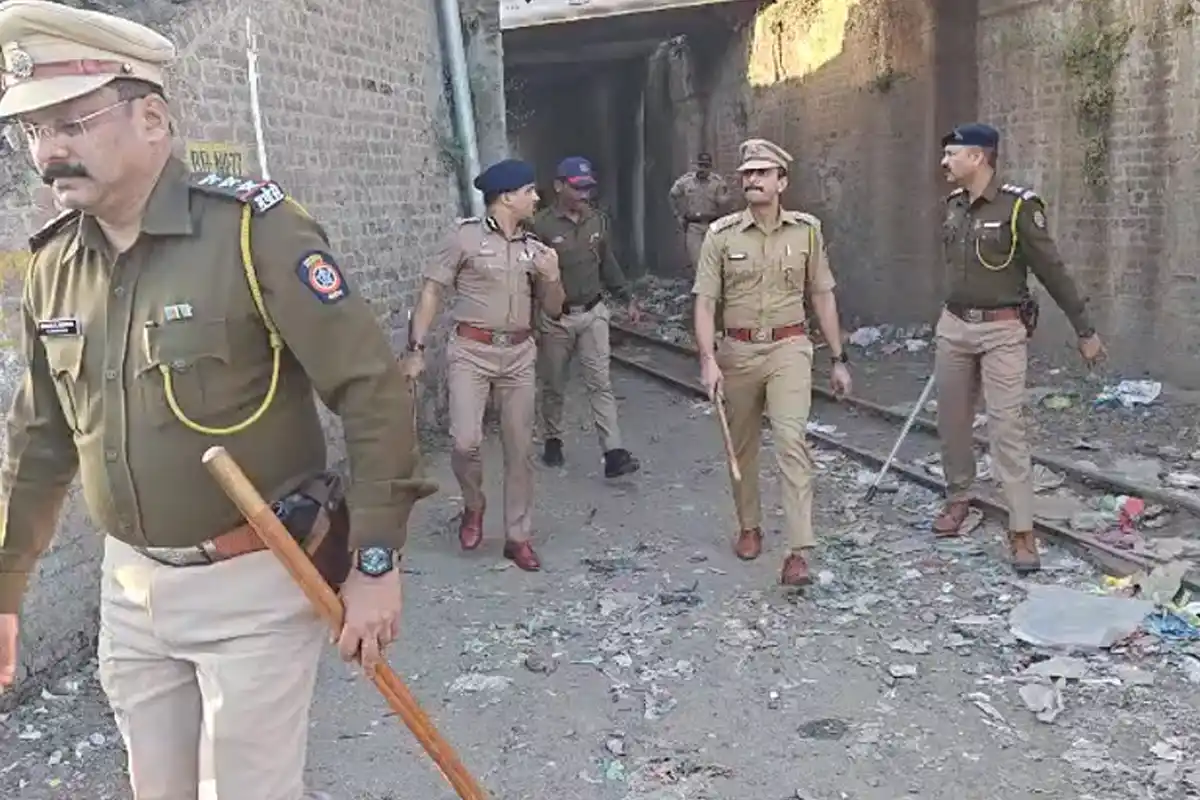 नागपुर के मोमिनपुरा में पुलिस की सघन पेट्रोलिंग, फरार अपराधियों के घरों की तलाशी 15 Nagpur Police Patrolling: मोमिनपुरा में पुलिस की सघन कार्रवाई, फरार अपराधियों के घरों की तलाशी