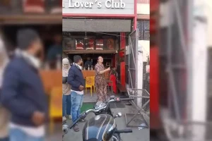 महाराष्ट्र में बिजली विभाग के अधिकारियों से चाय वाले ने की मारपीट, मामला दर्ज