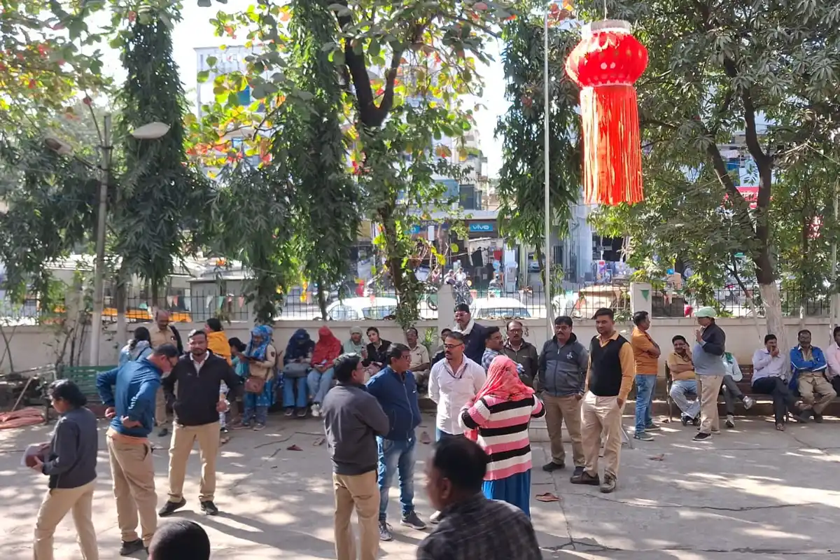 नागपुर कामठी में बिजली विभाग के अधिकारी को एक लाख रुपये की रिश्वत लेते रंगे हाथों पकड़ा गया 12 Nagpur Kamptee Bribery Case: कामठी में बिजली अधिकारी रिश्वत लेते गिरफ्तार, एक लाख रुपये बरामद