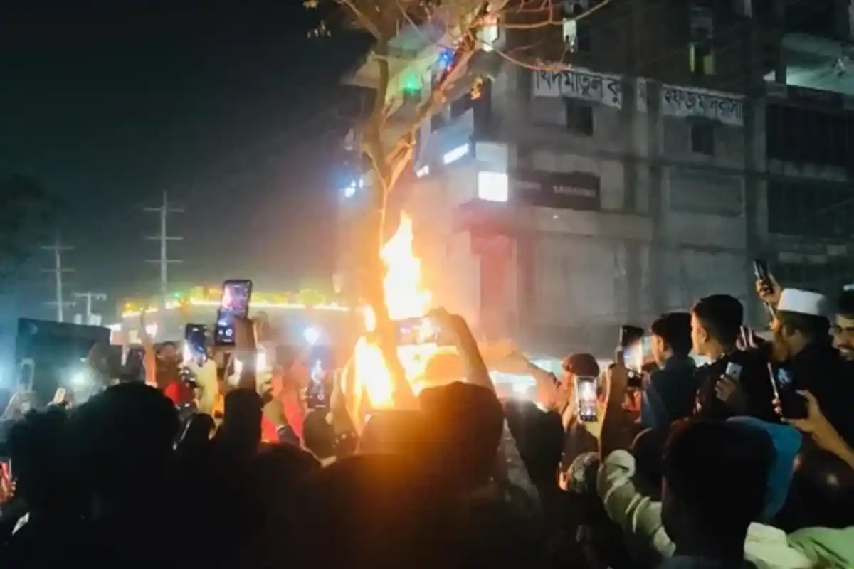 Bangladesh Violence: भारतीय दूतावास पर हमला, पत्रकारों के दफ्तरों में आगजनी की घटना